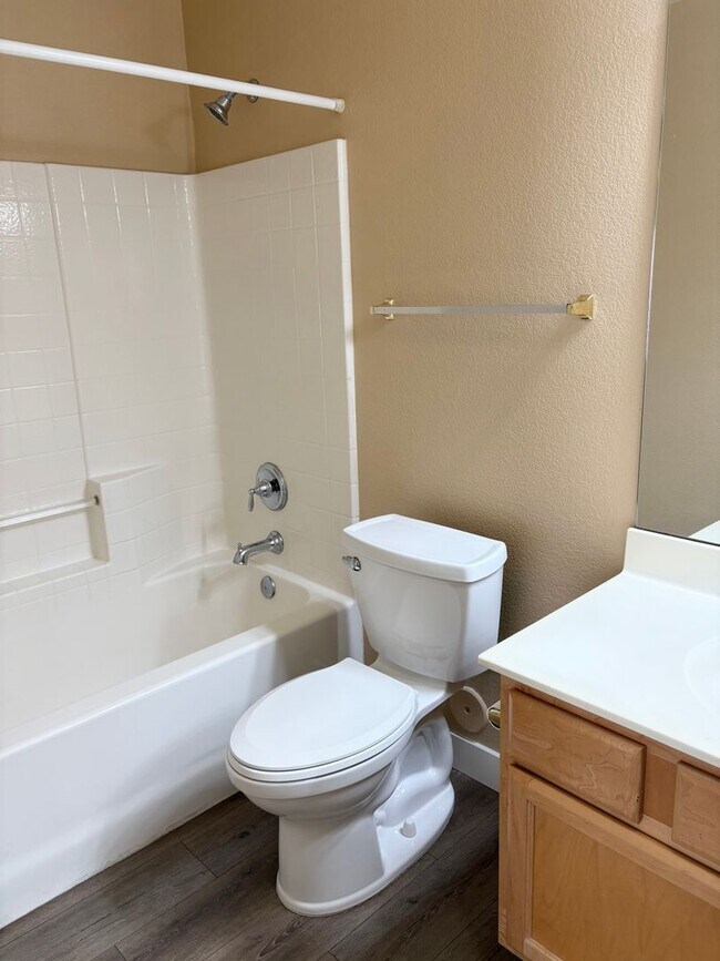 Building Photo - **BEAUTIFUL & SPACIOUS 3 BEDROOM/2 BATHROO...