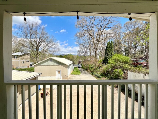 Building Photo - Charming 2 Bedroom Home - All utilities in...