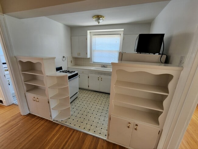 Building Photo - 2124 Village Dr