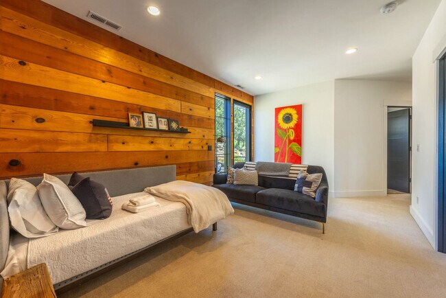 Building Photo - 3500 Westcliff Dr