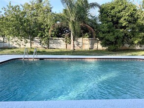 Building Photo - 121 NE Prima Vista Blvd