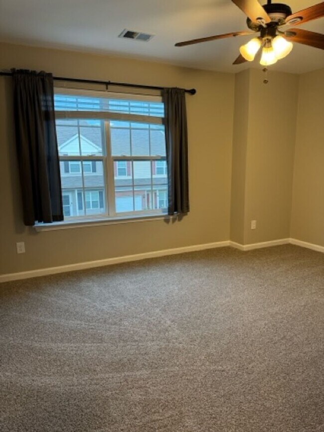 Building Photo - 3 Bedroom Townhouse with a Loft Area and a...