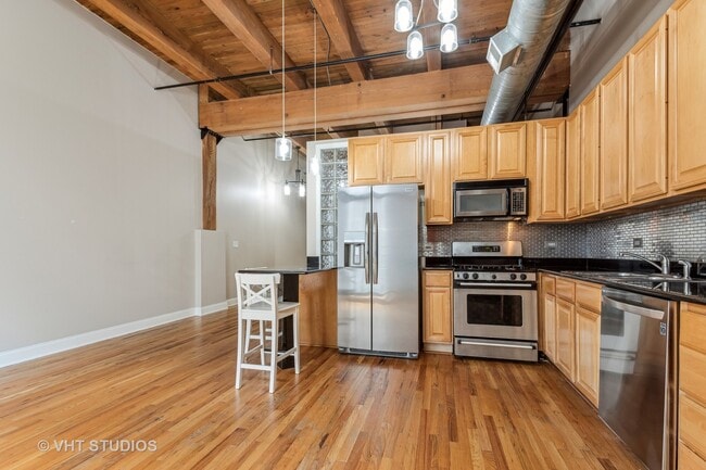Building Photo - 2735 W Armitage Ave