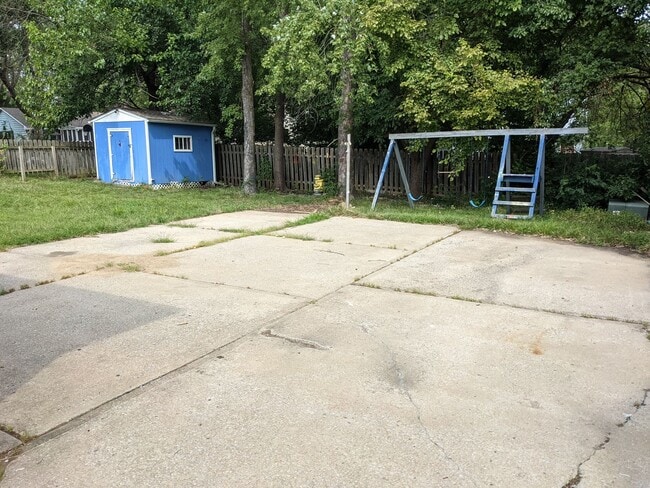 Building Photo - Recently updated Raytown single family home