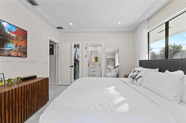 Building Photo - 9040 SW 110th Ave