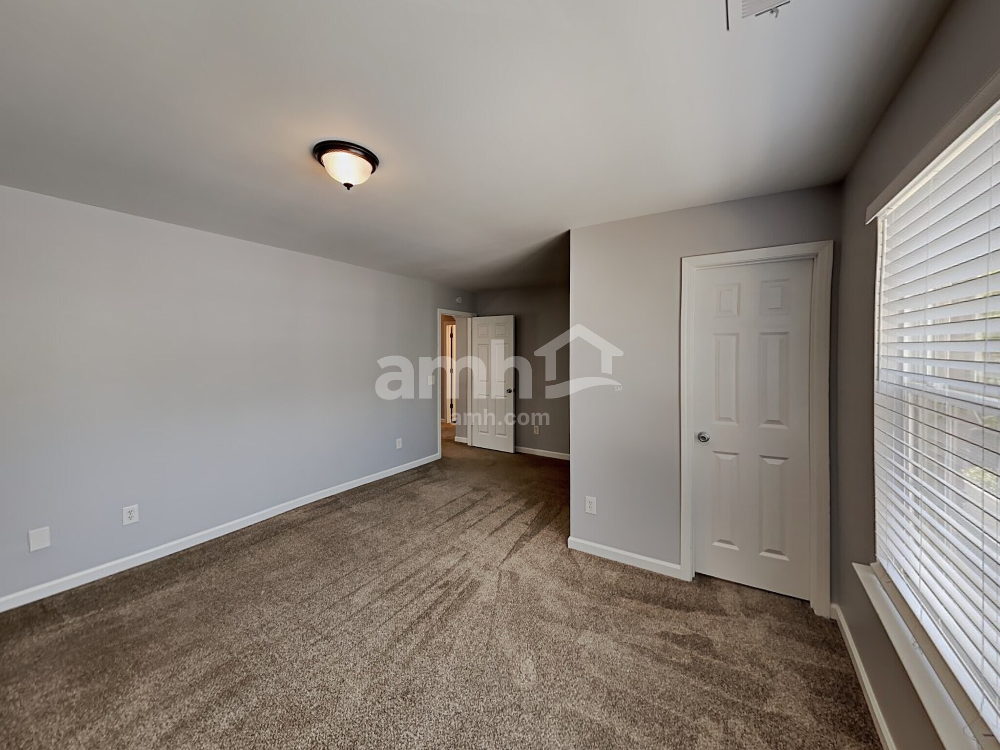Building Photo - 633 Lincolnwood Ln