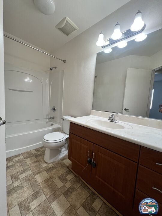 Building Photo - 1160 Rosas St