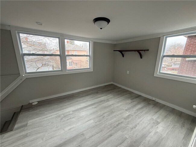 Building Photo - 14 Willow Pl