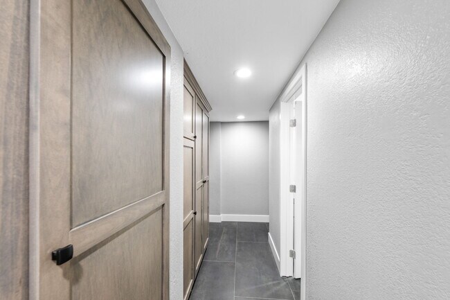 Building Photo - 6 Kingston Ct S