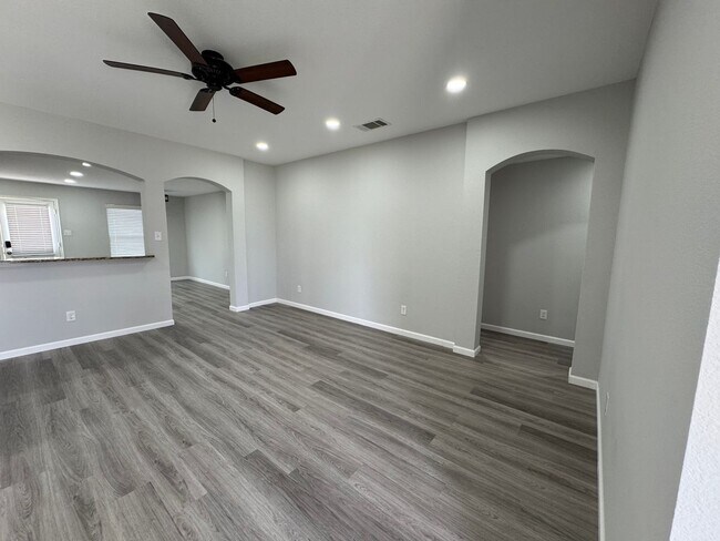 Building Photo - Beautiful Spacious 4 Bedroom Home