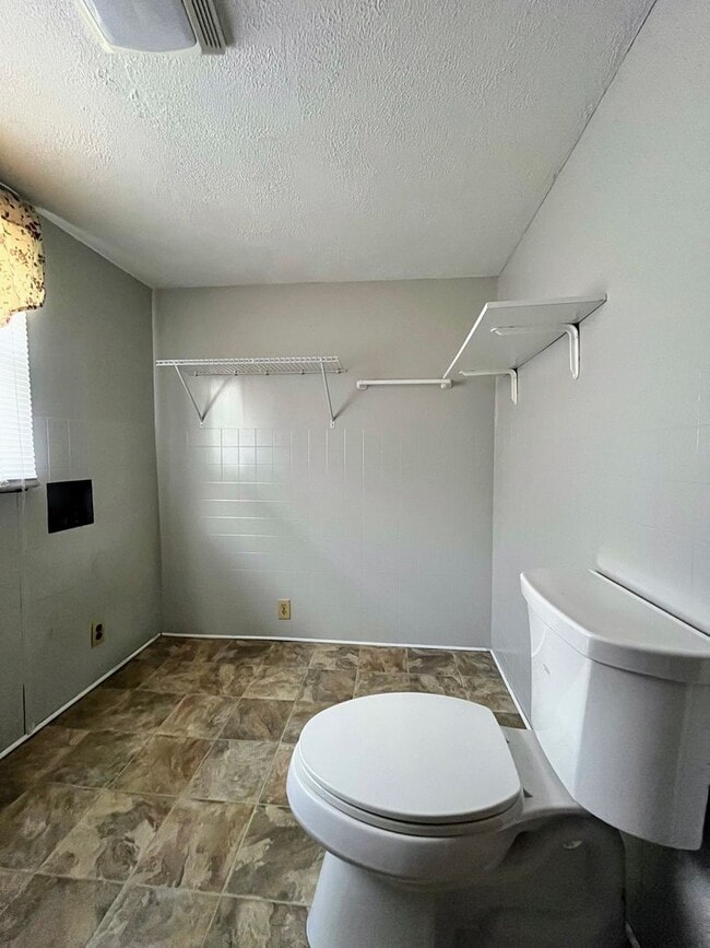 Building Photo - NICE CLEAN COUNTRY HOME, 3 BDRM 1.5 BA