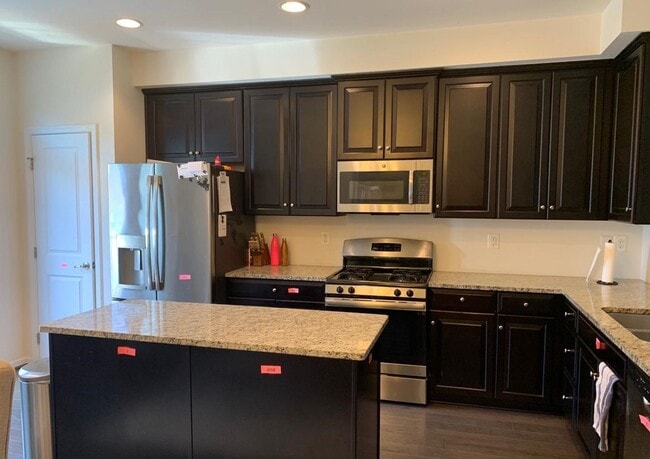 Building Photo - Captivating 3 BR/3 BA Townhome in Glen Bur...