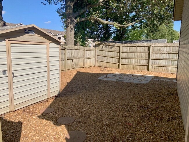 Building Photo - 1414 Golf Course Dr