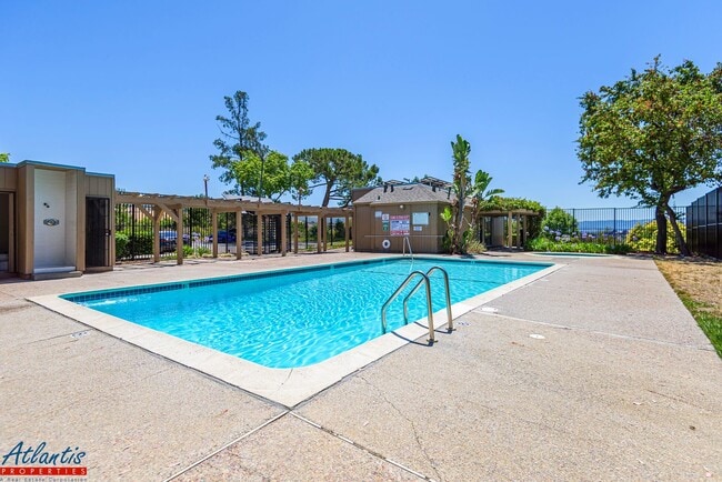 Building Photo - Spacious Evergreen Townhouse | New Interio...