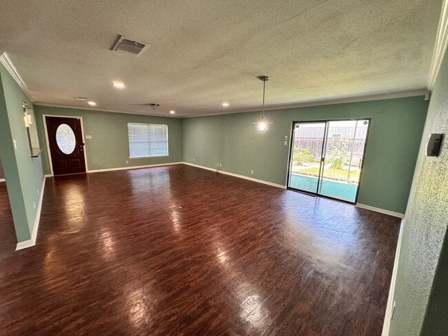 Building Photo - Ready For Move In! Roomy 2 bedroom 1 bath ...