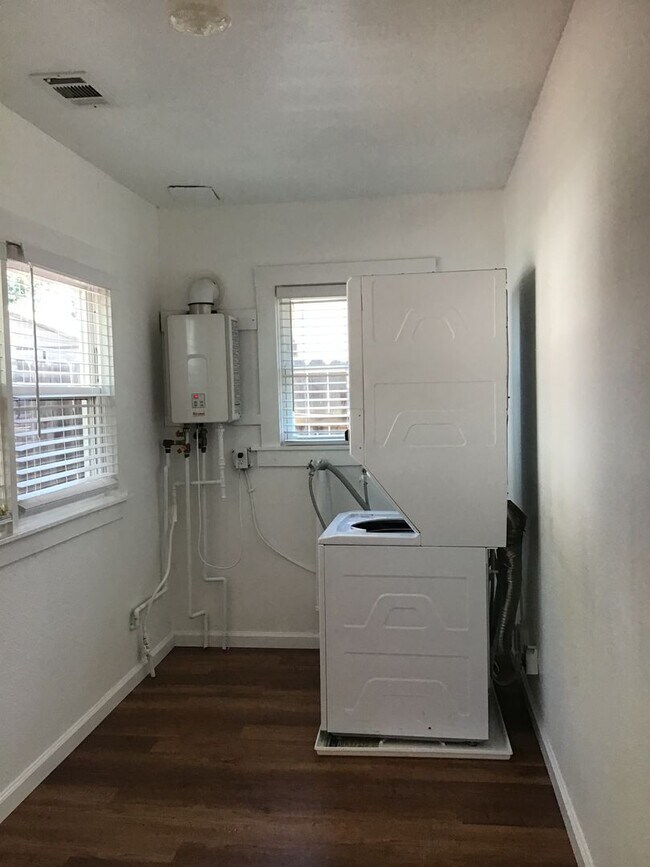 Building Photo - Old Roseville 2 bedroom