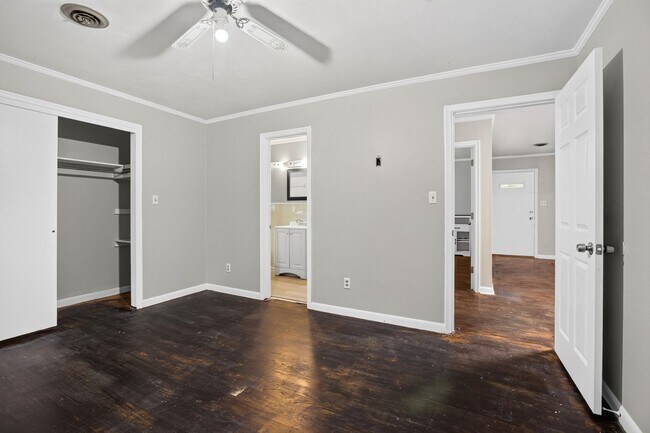 Building Photo - 3705 Crestview Pl