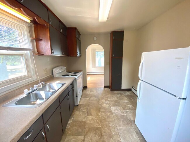 Building Photo - 4 Bed 2 Bath Home!