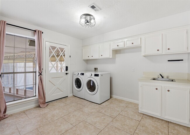 Building Photo - 3718 Wildwood Ridge Dr