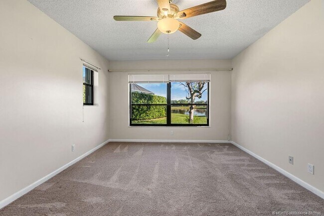 Building Photo - 2386 SW Creekside Dr