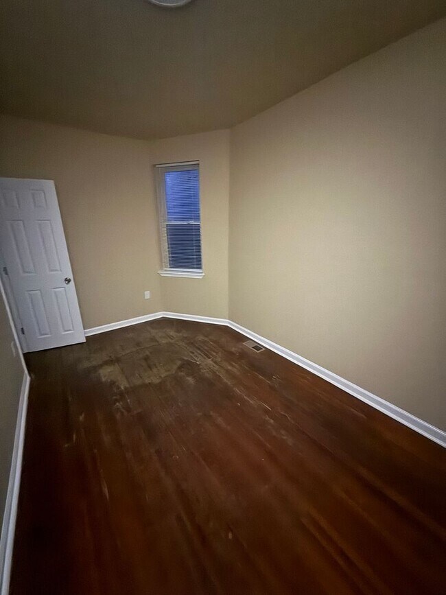 Building Photo - Beautiful 3 bedroom house