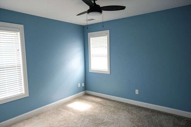 Building Photo - 3 Bedroom, 2.5 Bath in Prime Location! Law...