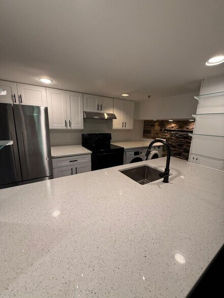 Building Photo - 67 W 83rd St