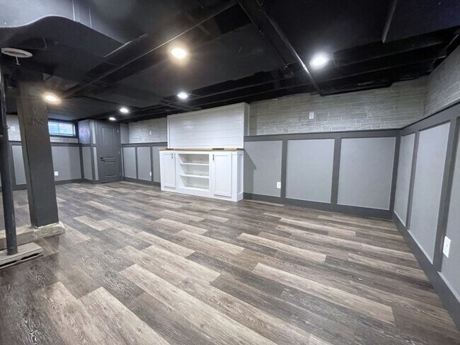 Building Photo - 129 Lathrop St