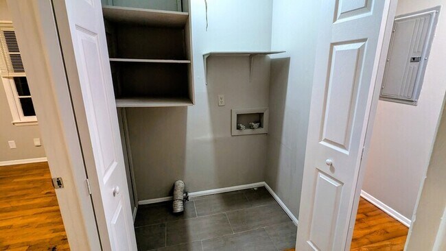 Building Photo - 3100 Highland Dr SE