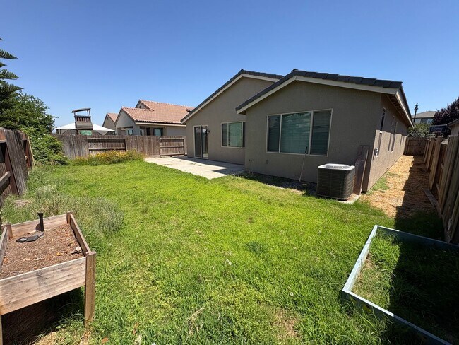 Building Photo - Comfortable NW Visalia Home Rent Ready!