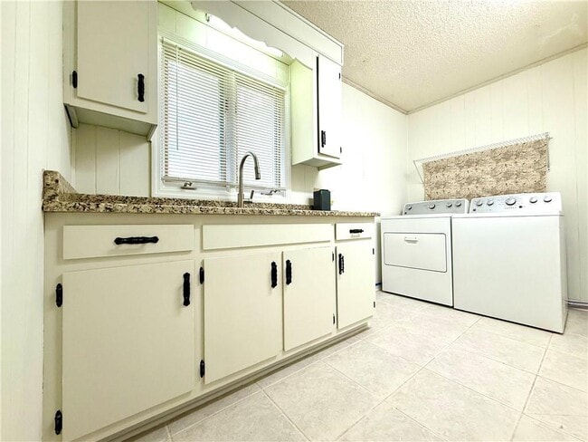 Building Photo - 28 Pine Forest Dr W