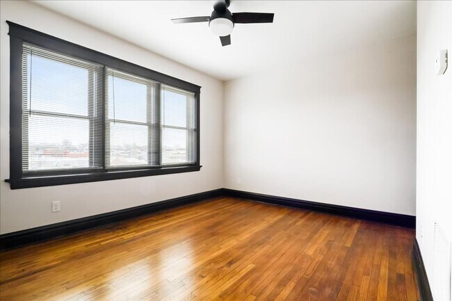 Building Photo - Polly Want an Apartment