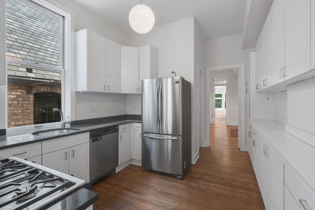 Building Photo - 532 W Fullerton Pkwy