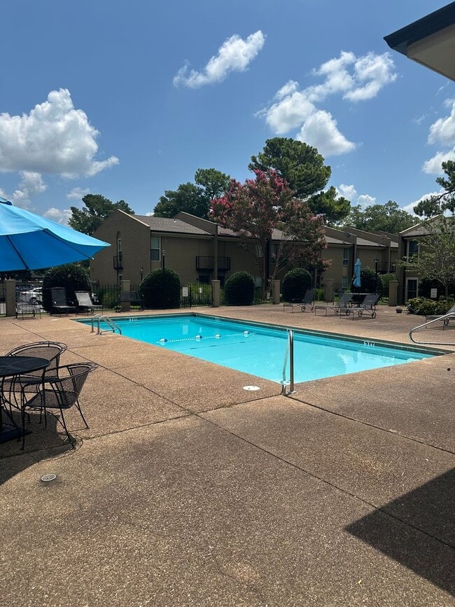 Building Photo - 2BD/1.5BA Townhouse located in East Memphis!