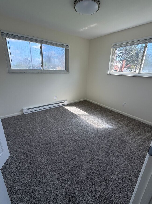 Building Photo - Riverside 2 bedroom/ 1.5 bath Newly Renovated