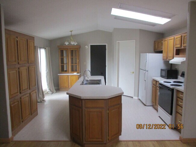 Building Photo - 4027 White Mountain Rd