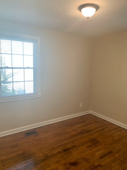 Building Photo - 302 Kent Rd