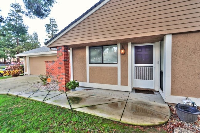 Building Photo - Beautiful corner halfplex available now for rent!