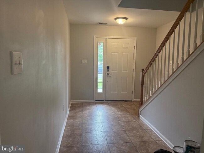 Building Photo - 121 Acorn Dr