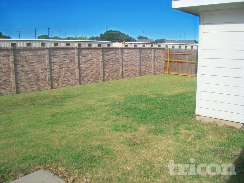 Building Photo - 1168 Whispering Meadows