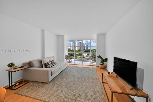 Building Photo - 800 Parkview Dr