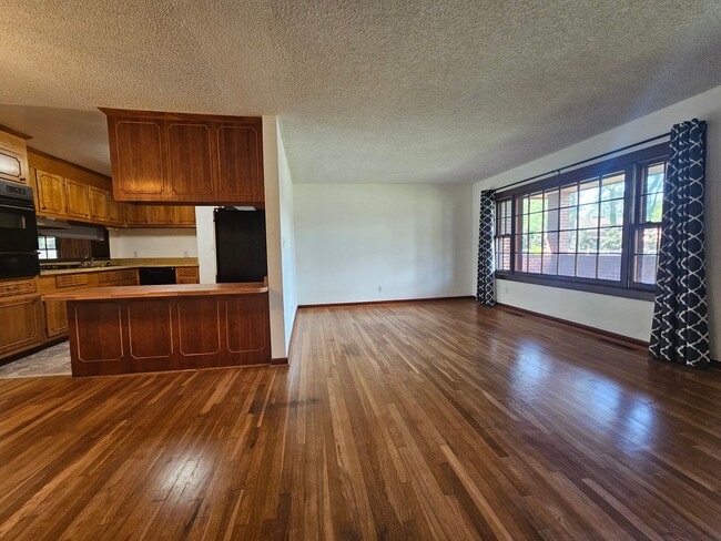 Building Photo - Manor View