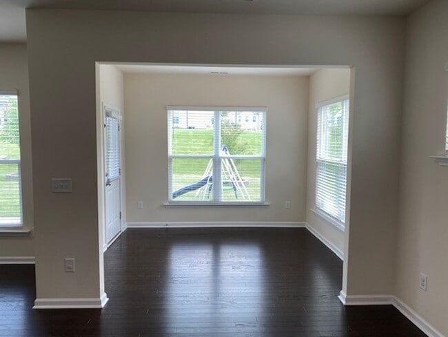 Building Photo - 439 Parlier Dr