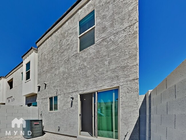 Building Photo - 2241 W Echo Ln