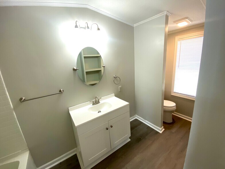 Building Photo - 102 Persimmon Dr