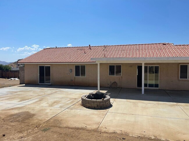 Building Photo - Bright Single-Story 4BR in Apple Valley — ...