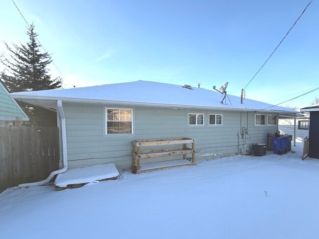 Building Photo - 2106 Tepee Ave