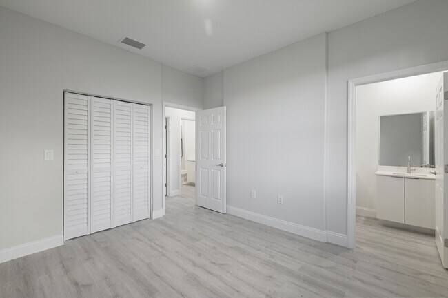 Building Photo - 757 Joponica Ave S