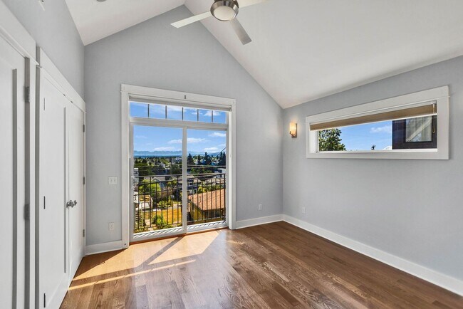 Building Photo - Spacious 3 Bed 2.5 Bath Townhome with Views and Two Parking Spaces – First Hill/Capitol Hill
