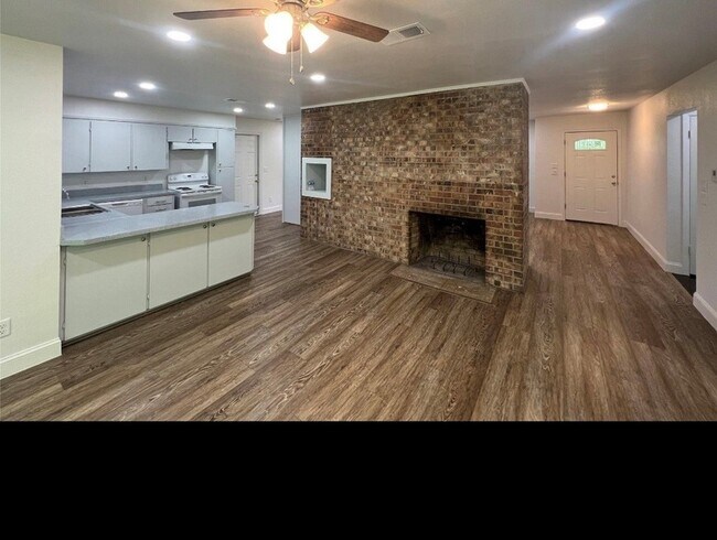 Building Photo - 7012 TX-56